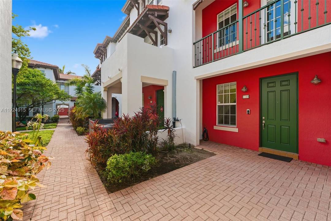 Beautiful 3 story townhouse centrally located in the heart of Miramar.