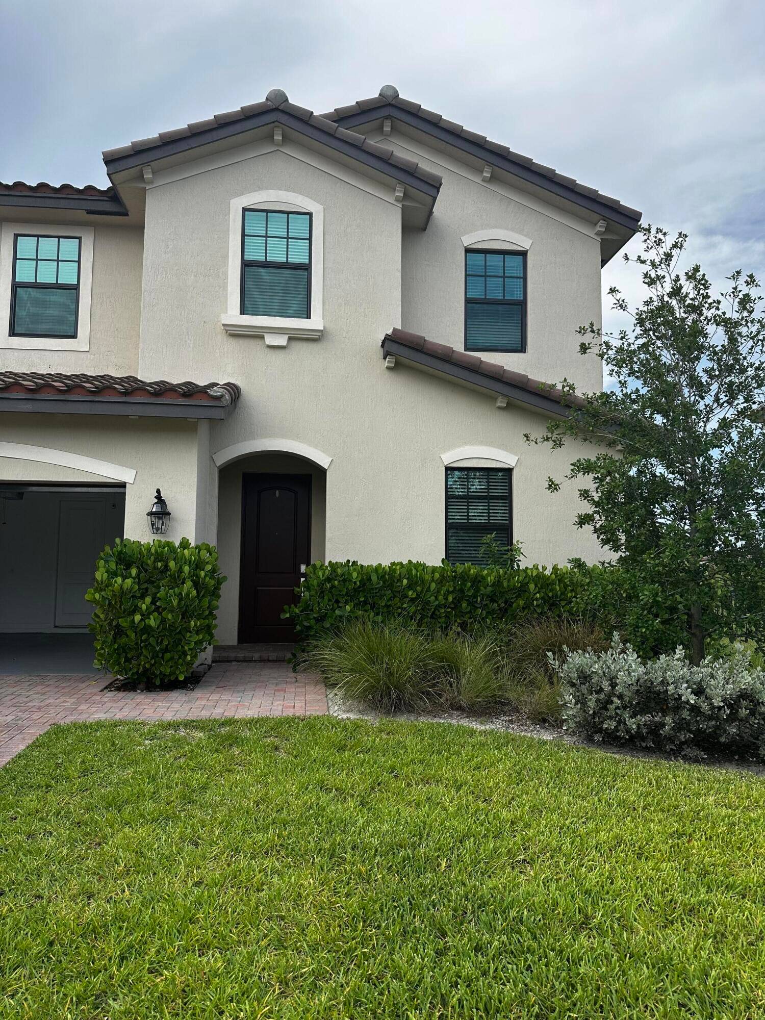 Located in the highly sought after Bellasera community, this home offers a resort style pool and jacuzzi, state of the art gym, clubhouse, pickleball, basketball, and tennis courts, playground, volleyball, ...
