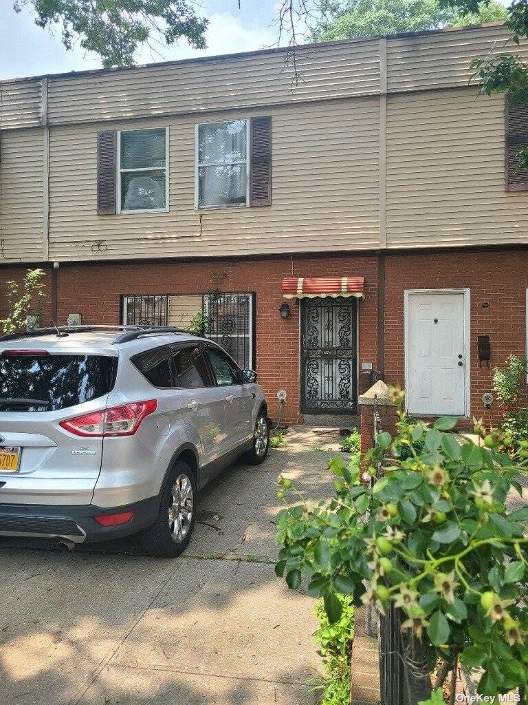 Beautifully maintained Single family.