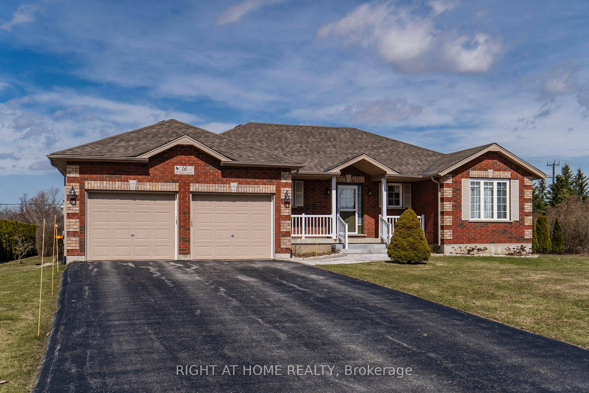 Built in 2006 by Hedbern Homes, this is The MacMillan model.
