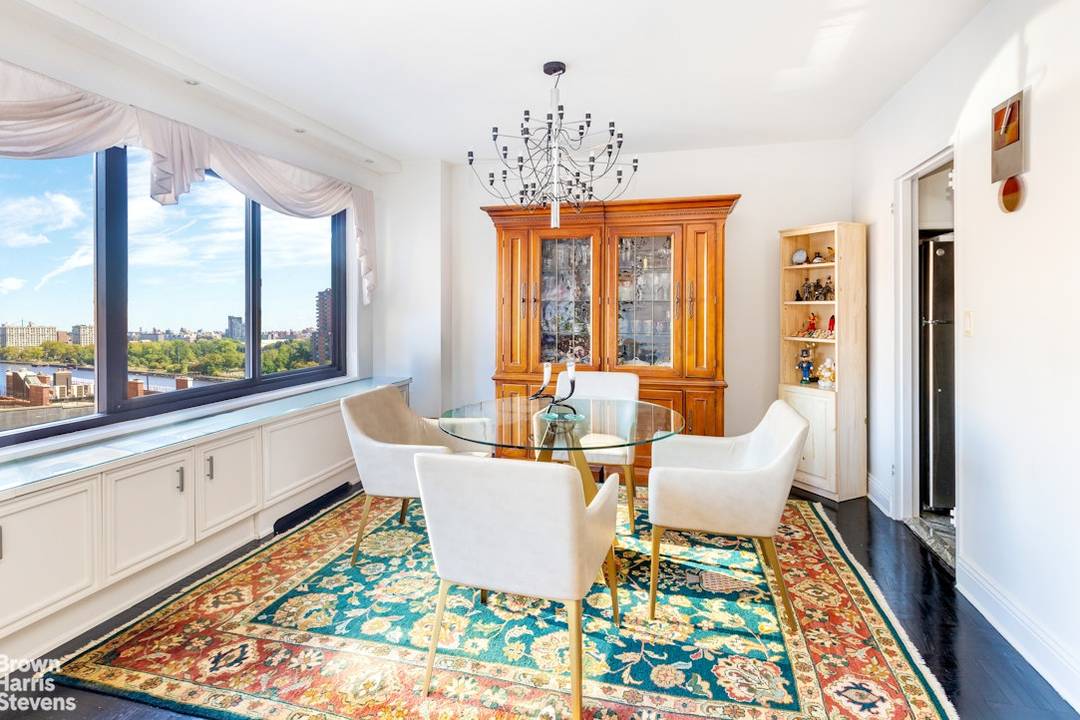 No sacrifices ! Have it all in this move in ready 1, 000 square foot Junior 4 with 1.