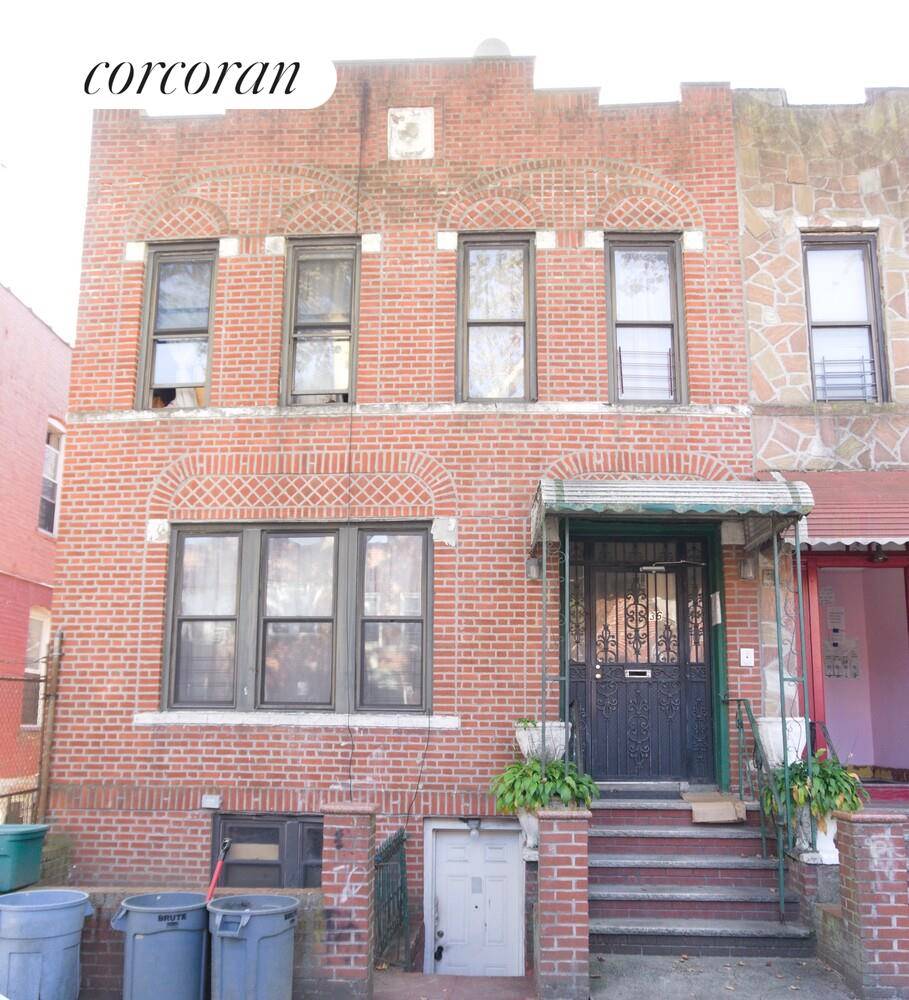 Large Four Family near Lincoln Terrace Park Built 22.