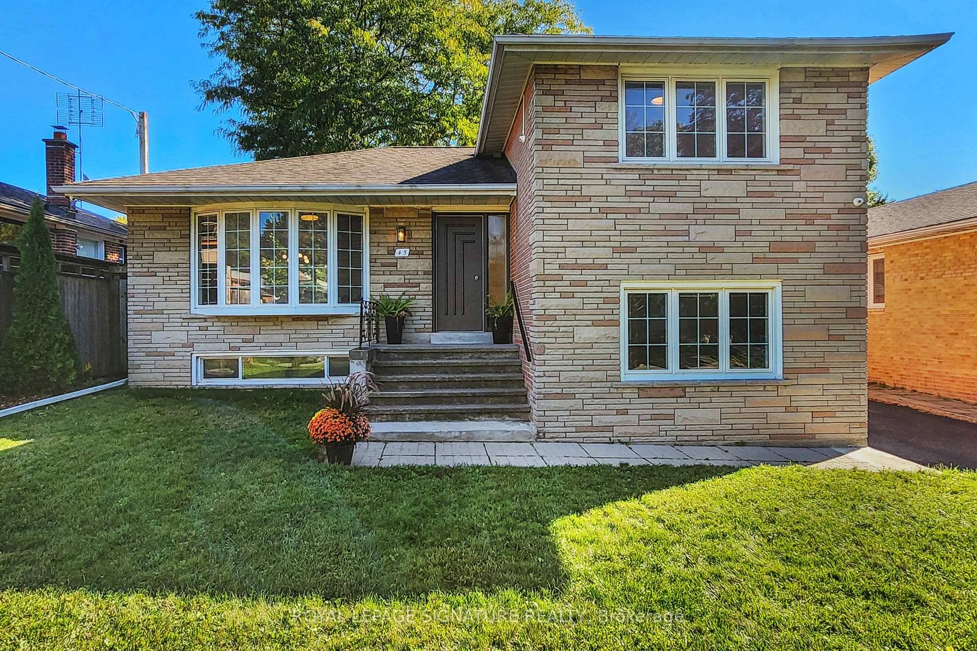 Welcome home to 45 Caronport Cres in Don Mills, Canada's first fully planned community.