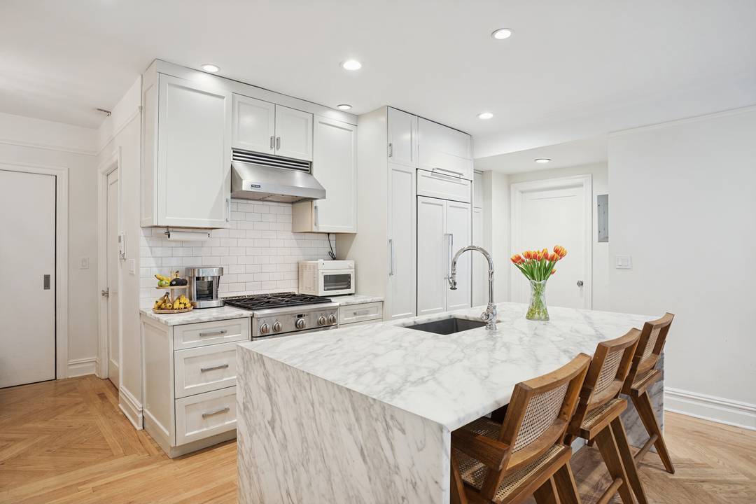Perfectly positioned on one of Brooklyn Heights' most iconic streets, this elevated first floor residence on Montague Street offers an exceptional blend of classic charm and modern luxury.