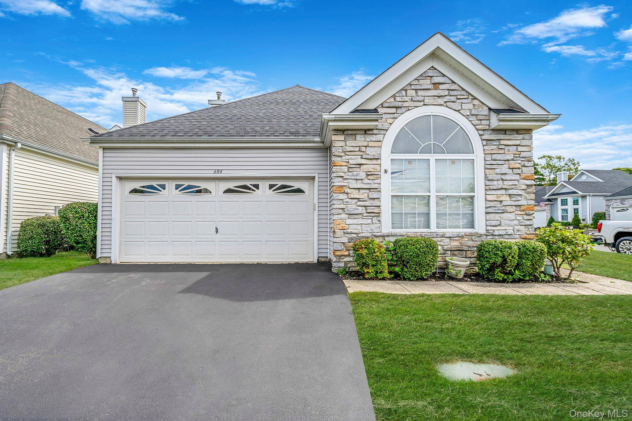 Welcome to this beautifully maintained Expanded Maidstone model located in the highly sought after Leisure Glen community in Ridge.