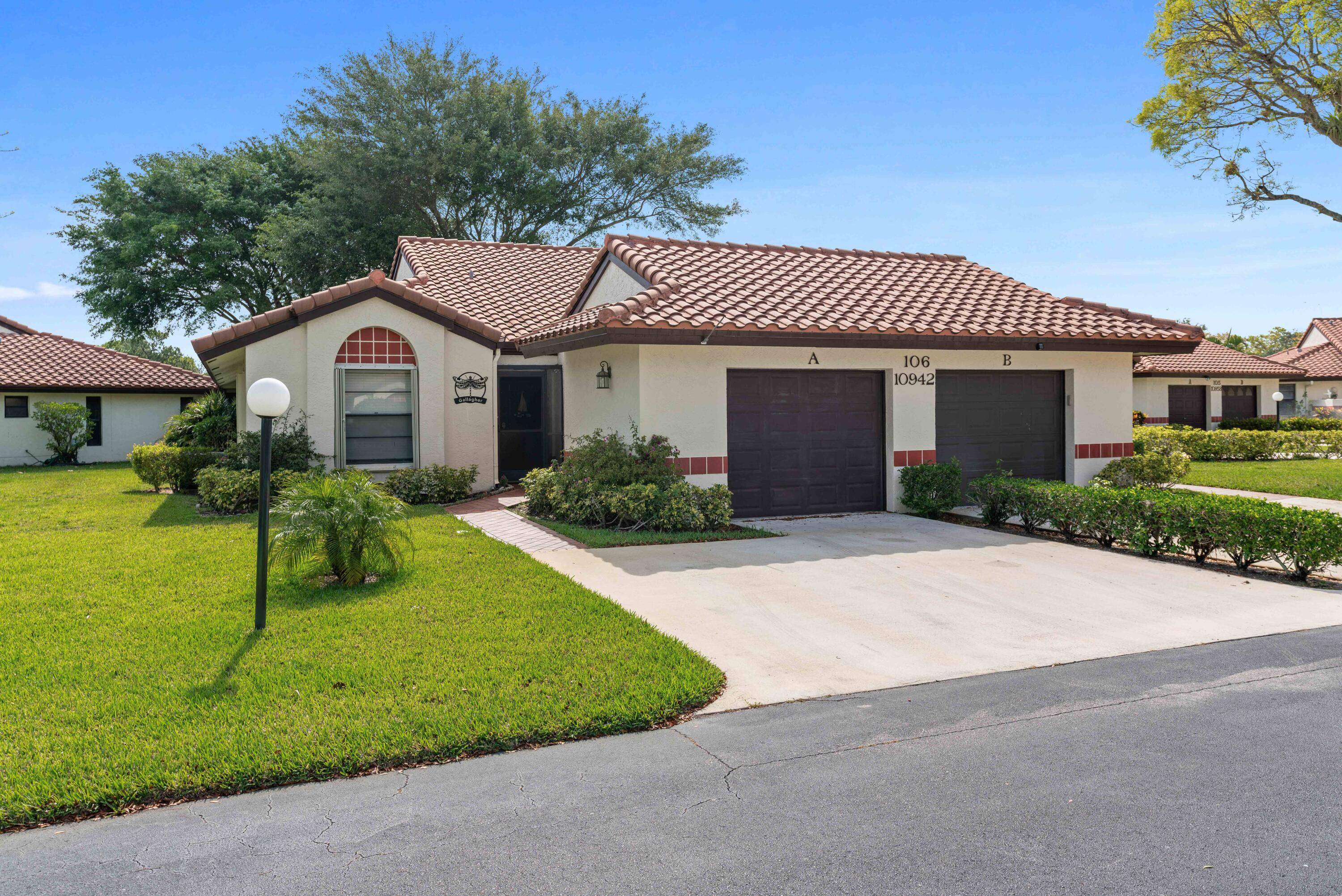Professionally remodeled and fully furnished 3 bedroom 2 bath villa with vaulted ceilings and a garage situated in one of the most desirable locations in Palm Chase.