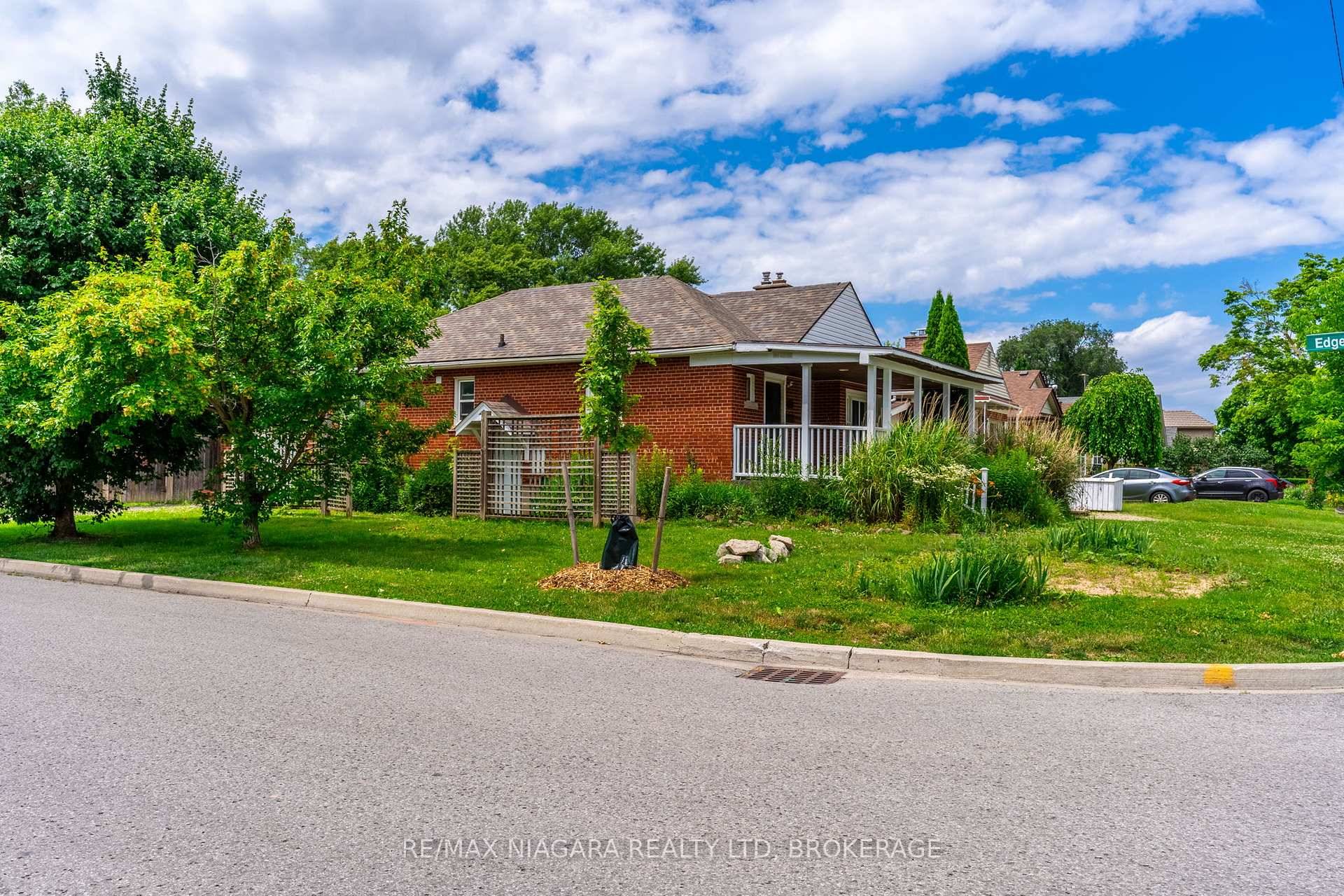 Welcome to 170 Highland Ave, a delightful all brick bungalow nestled in prestigious Old Glenridge one of Niagara's most sought after neighbourhoods.