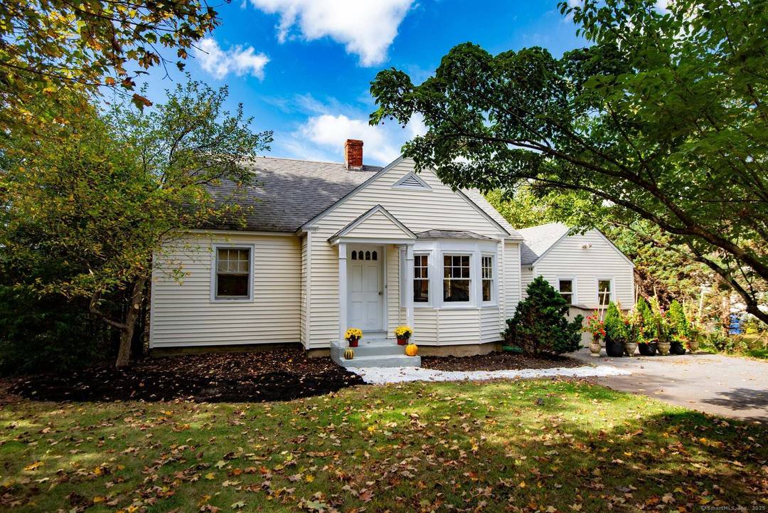 Charming Cape just steps from Chester Village !