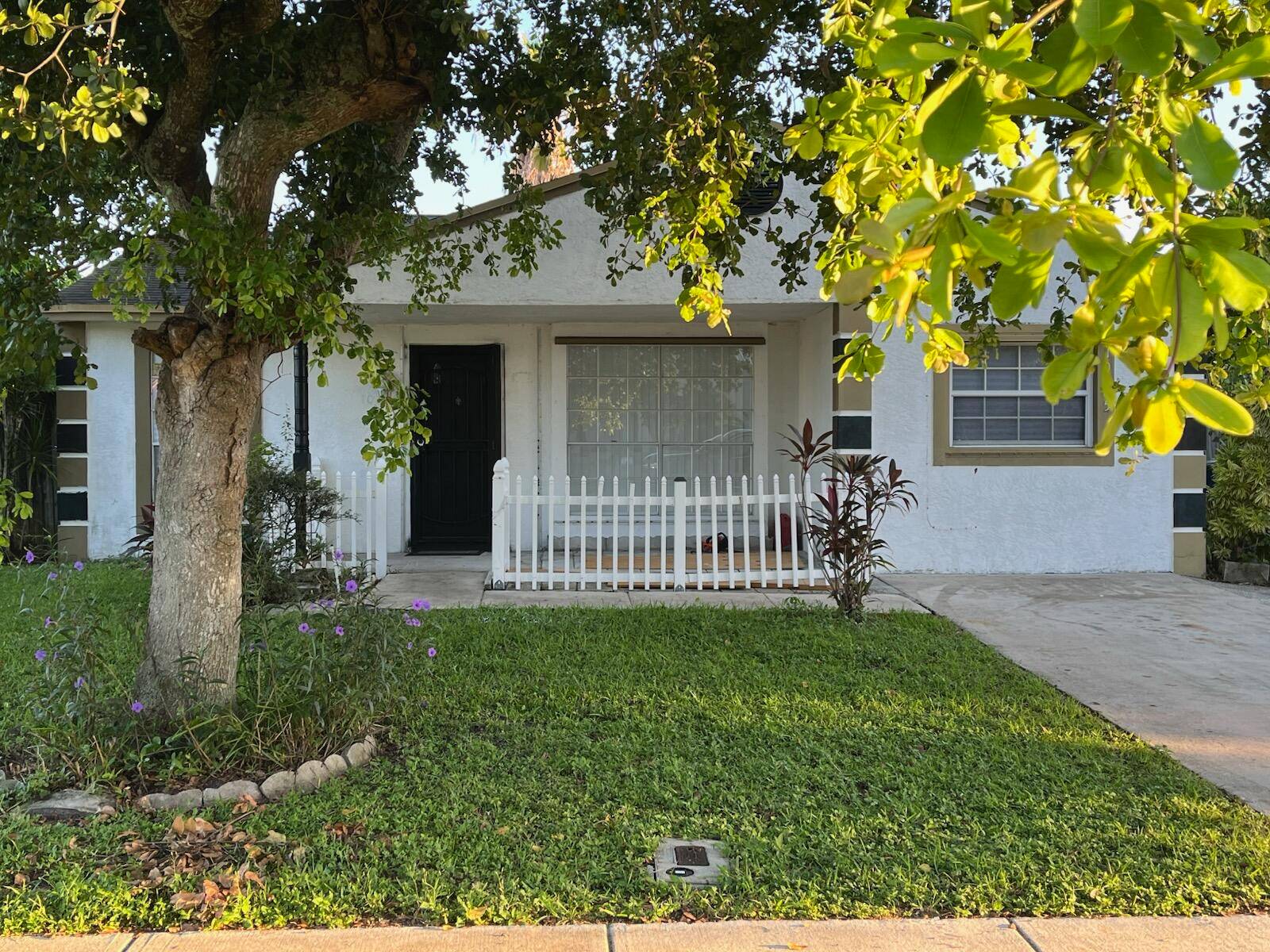 Charming 2 bedroom starter home in the heart of Royal Palm Beach !