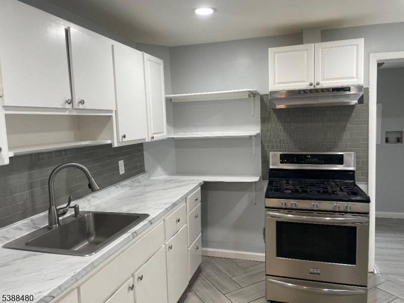 WELL MAINTAINED DUPLEX W HARWOOD FLOORS VERY SPACIOUS.