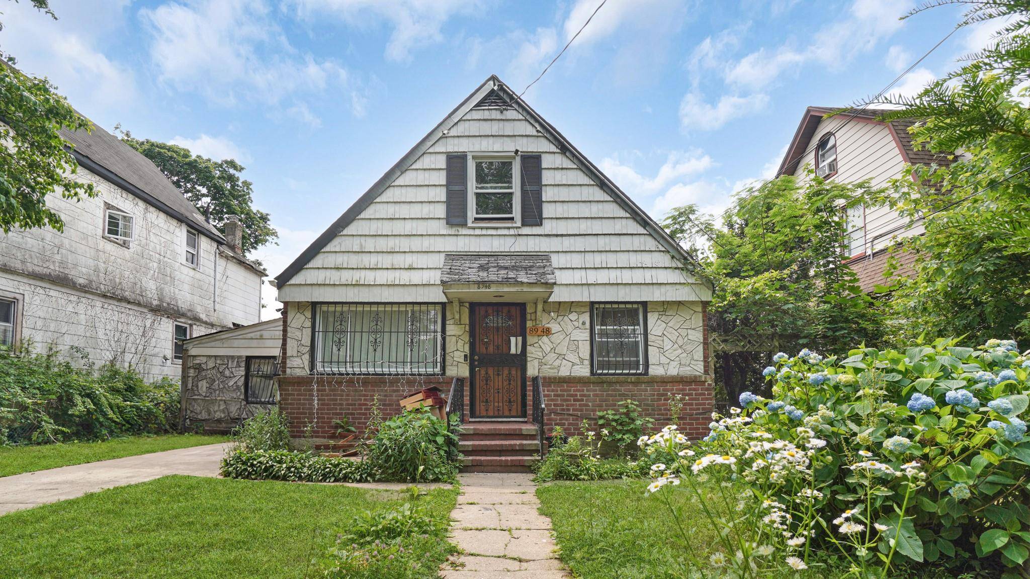 2 blocks from Hillside avenue, close to buses, shops, and other community amenities.
