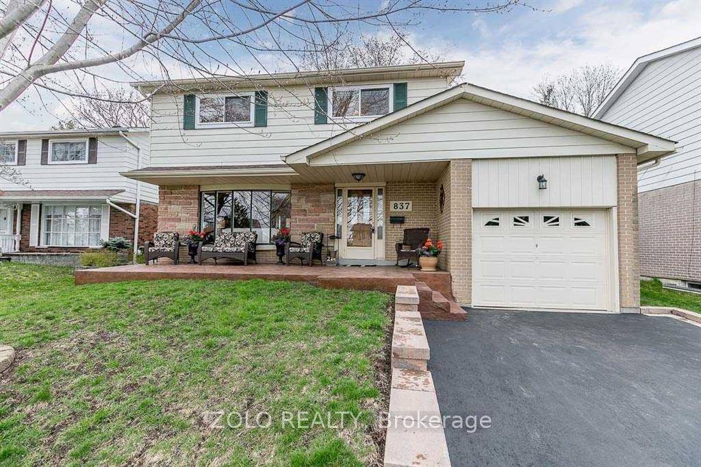 Welcome to your dream home in a quiet and convenient area of Newmarket !
