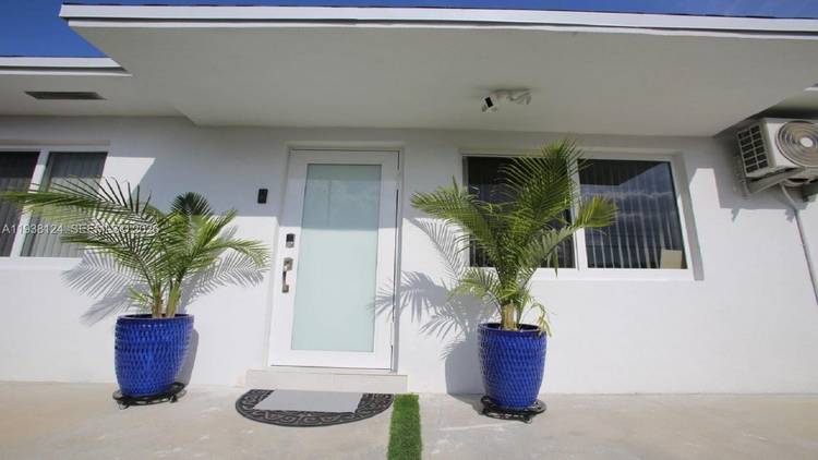 Well maintained single family home located in the heart of Hialeah.