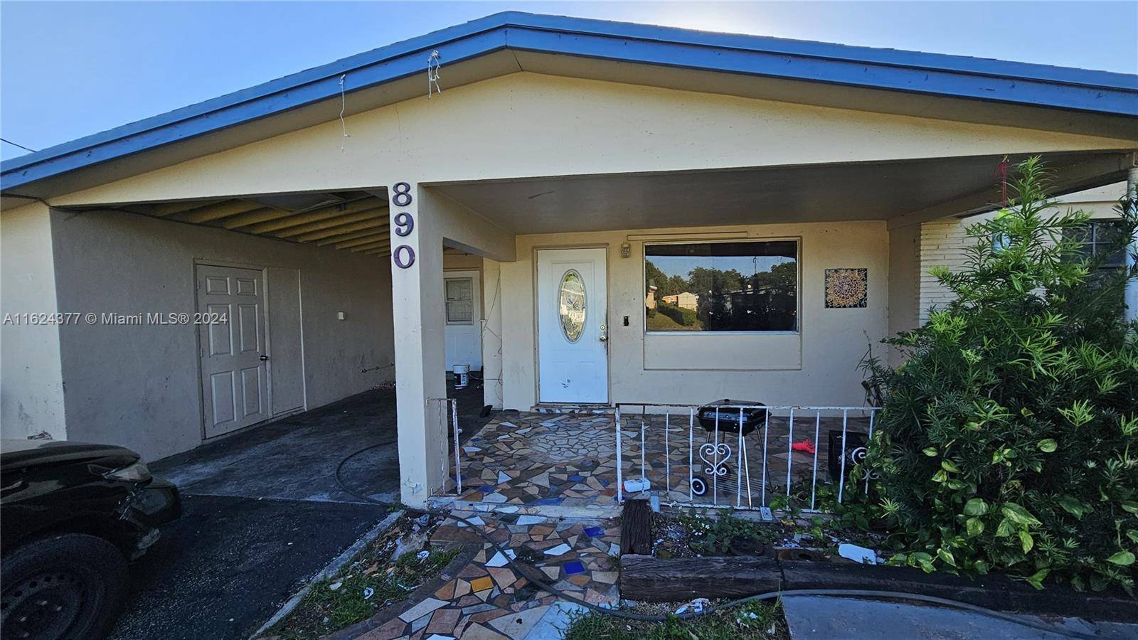 No HOA. Spacious 5 bed, 2 bath single family home on a large 6, 003 sqft lot.