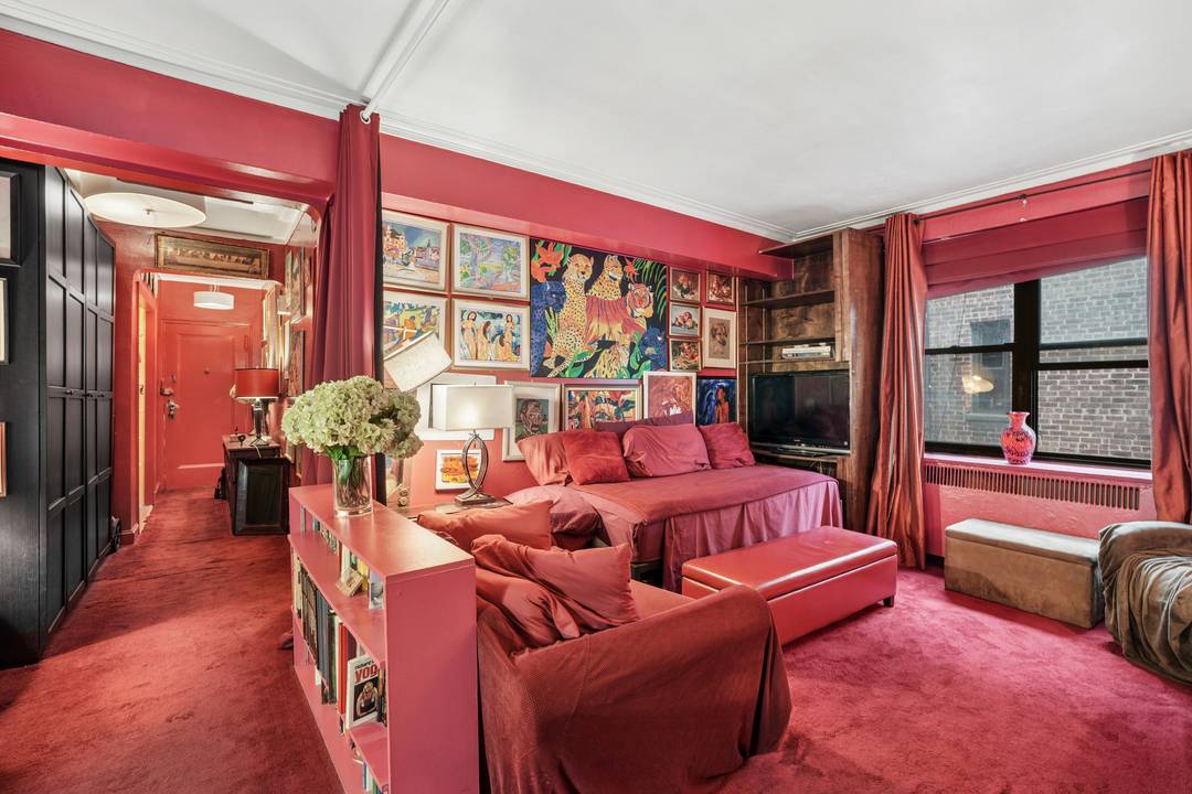 Residence 5K is a vibrant yet refined one bedroom home that stands apart from the typical Midtown offering.