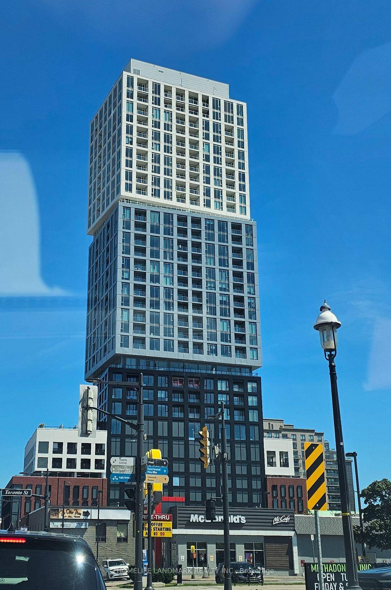 Luxurious 1 Bedroom Den With 585 Sqft Interior in Debut Waterfront Residences !