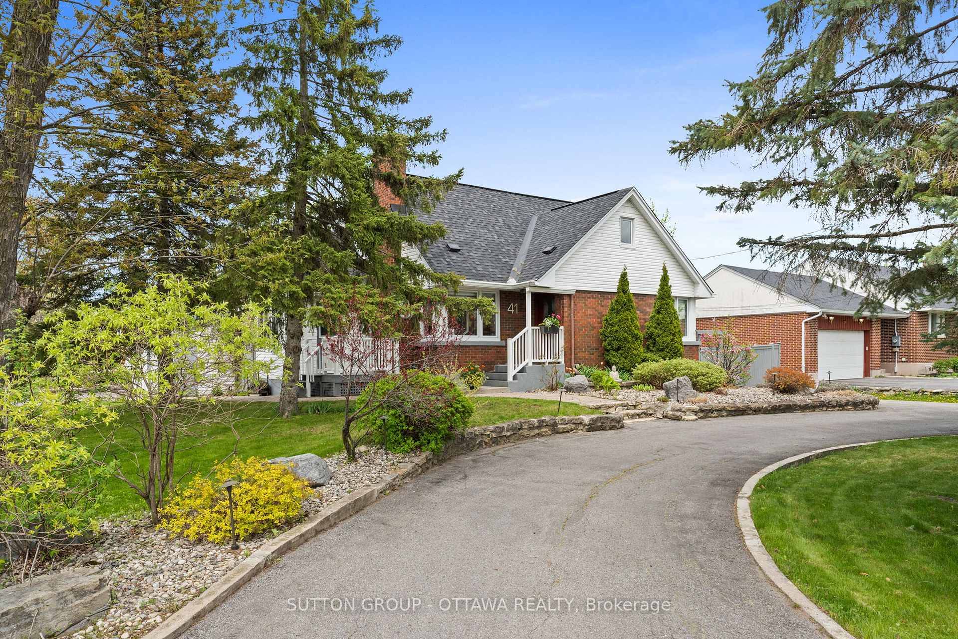 Welcome to 41 Argue Drive, a picture perfect gem nestled on a spacious corner lot in the heart of the Borden Farm neighbourhood.