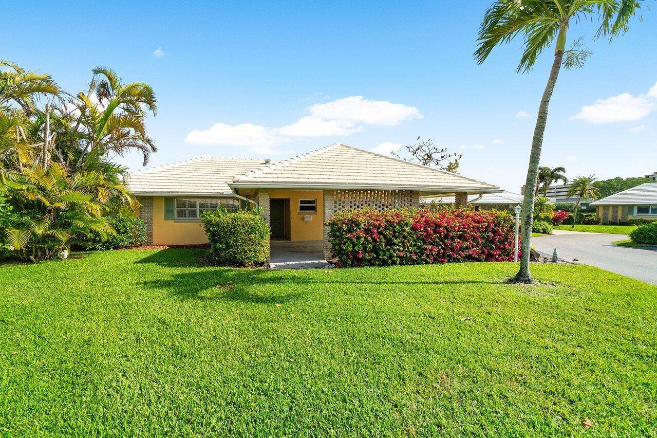 Discover the Perfect Blend of Serenity and Scenic Beauty in YorktowneWelcome to this charming 2 bedroom, 2 bathroom den free standing home in the sought after Yorktowne subdivision of Atlantis.