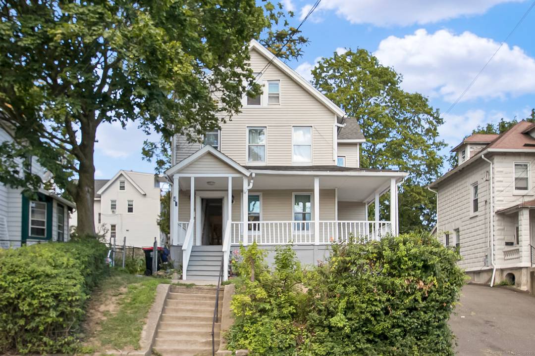 3 bed, 2. 5 bath colonial on bus line and close to I 95, South Norwalk Train Station, and shopping centers.