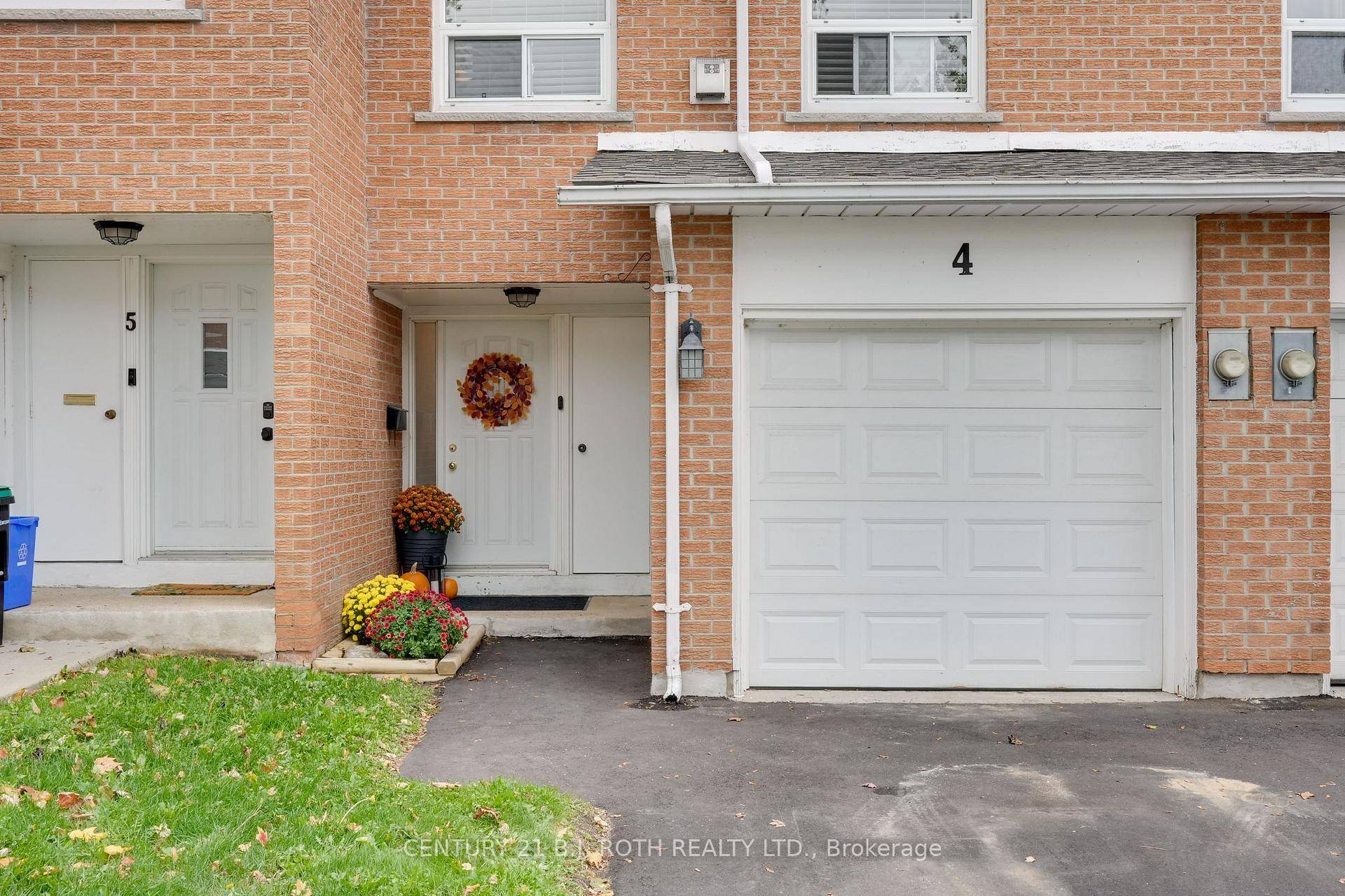 Welcome to this bright and beautifully updated 4 bedroom condo townhouse nestled in Barrie's sought after east end !