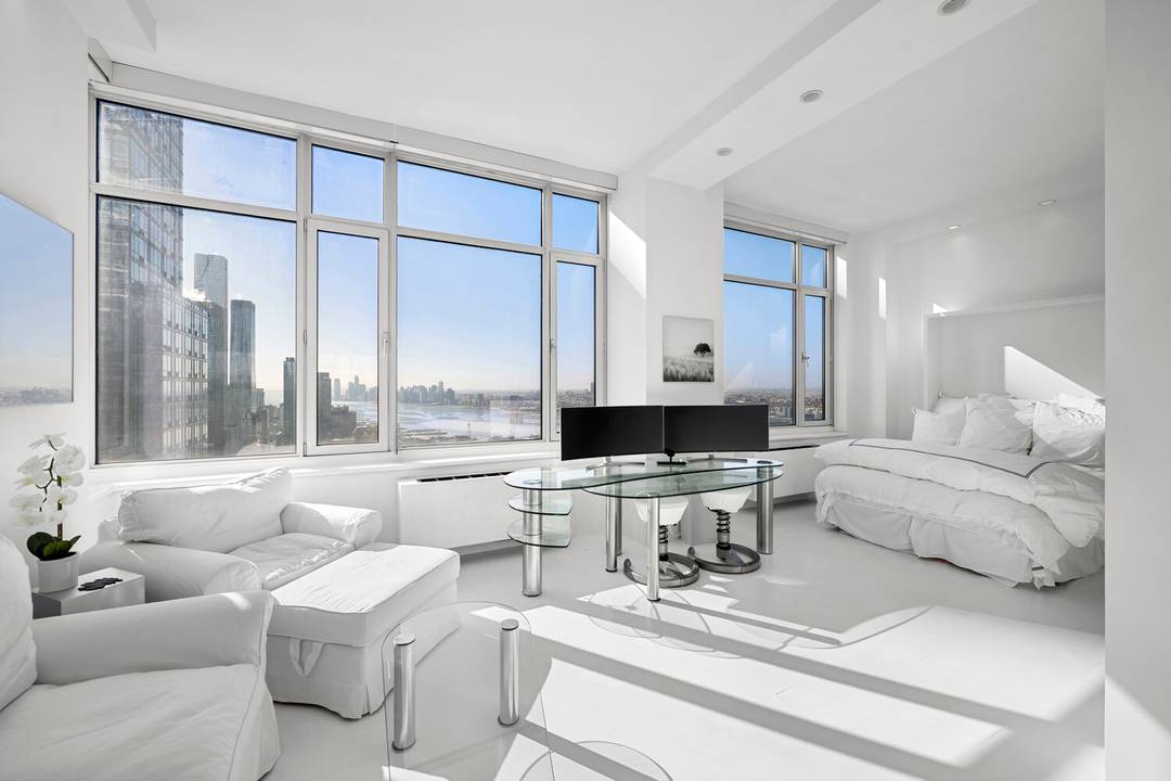 Miami Meets Manhattan ! Residence 45G at The Atelier is a one of a kind, fully renovated high floor loft with sweeping southern and western exposures and expansive Hudson River ...