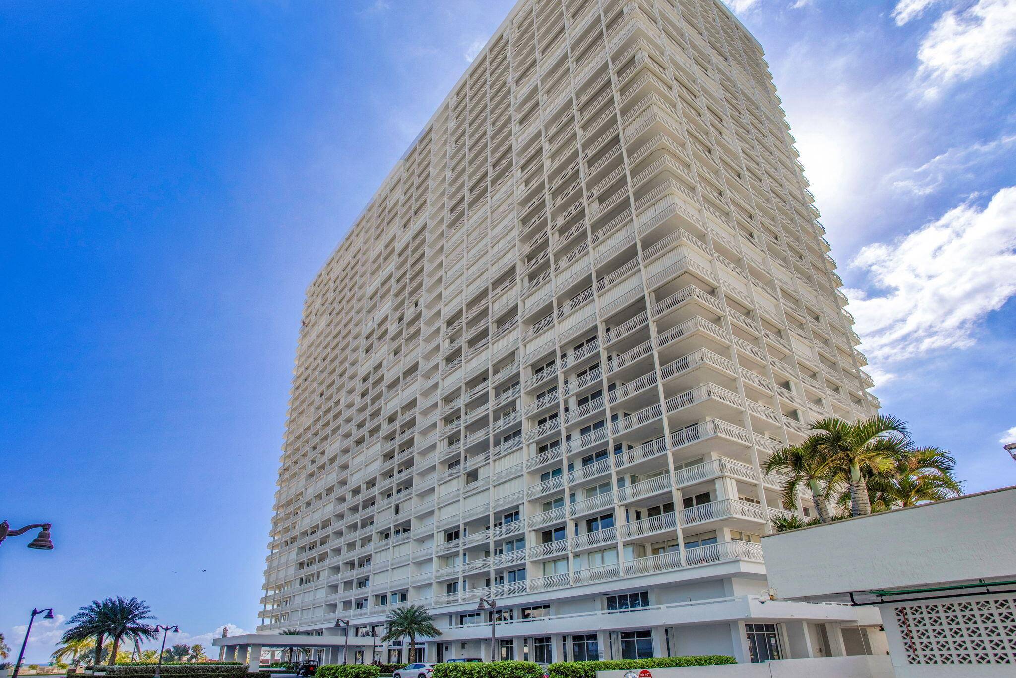 Prime location condo overlooking the Fort Lauderdale Cruise Port with great potential, ready for your personal touch !