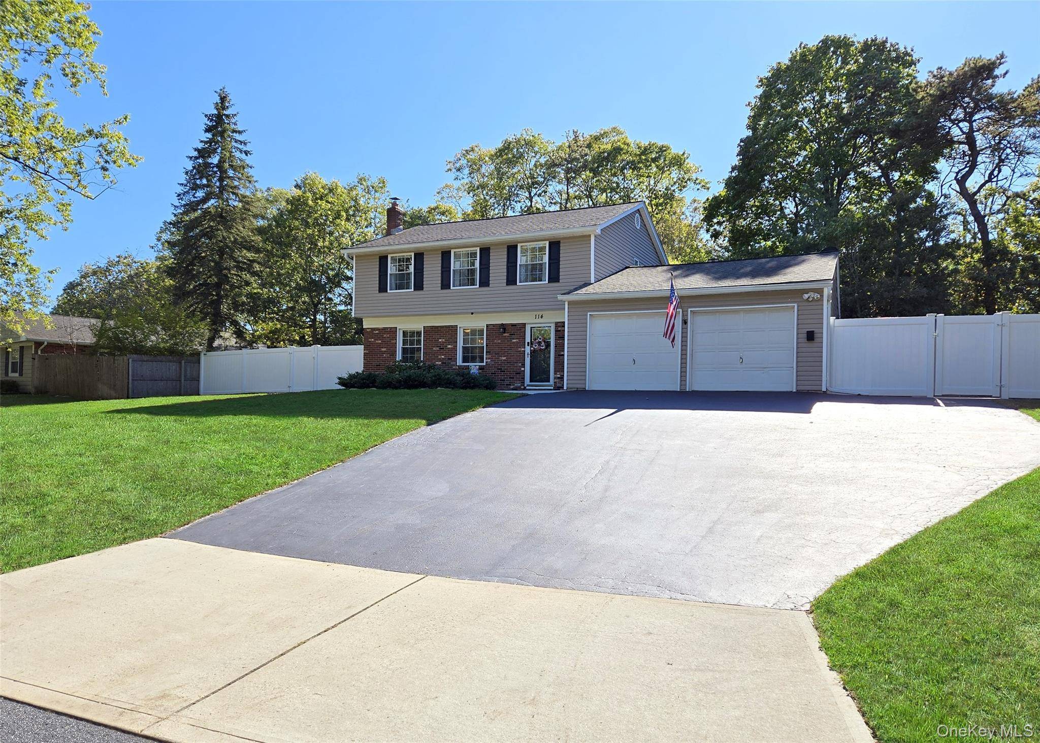 Fabulous Colonial in the W section of Coram !