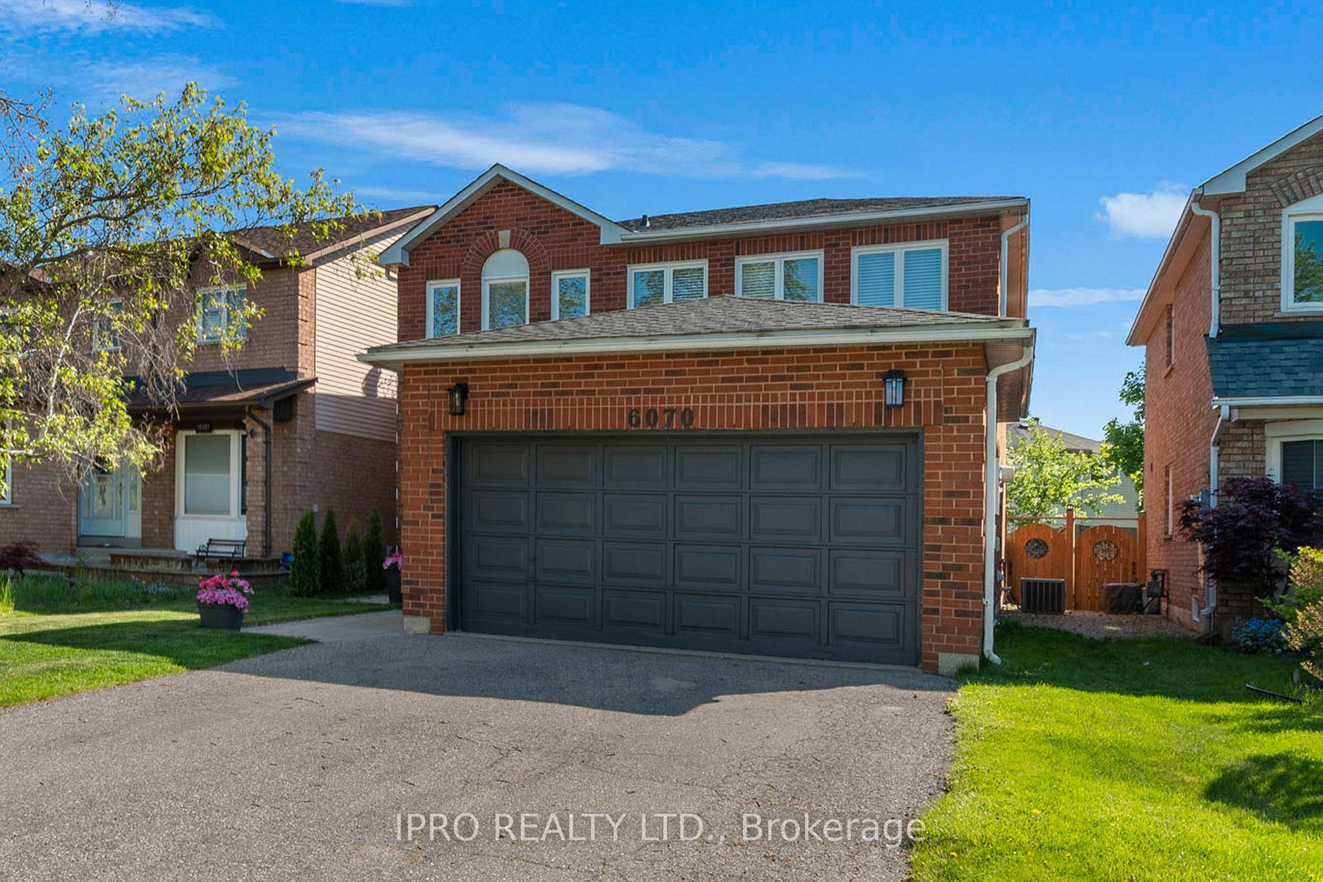 AMAZING LOCATION amp ; PRICE This stunning and spacious detached home in the desirable Lisgar community features 4 bedrooms and 3 bathrooms.