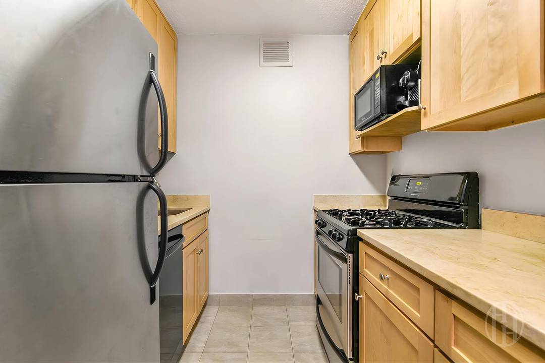 Nestled along the tranquil waterfront of Battery Park City, Residence 8C at 280 Rector Place offers an exceptional blend of space, privacy, and effortless downtown living.