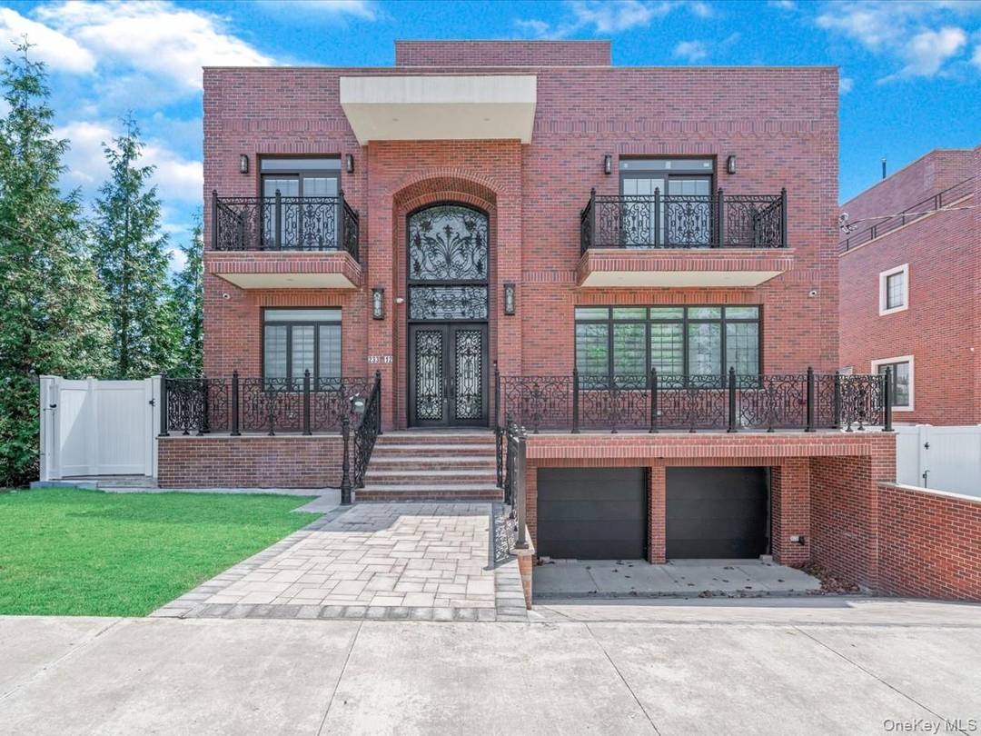 Exquisite New Home in Douglaston A Blend of Luxury, Comfort amp ; Craftsmanship Nestled in the coveted heart of Douglaston, this brand new residence showcases a flawless design, built with ...