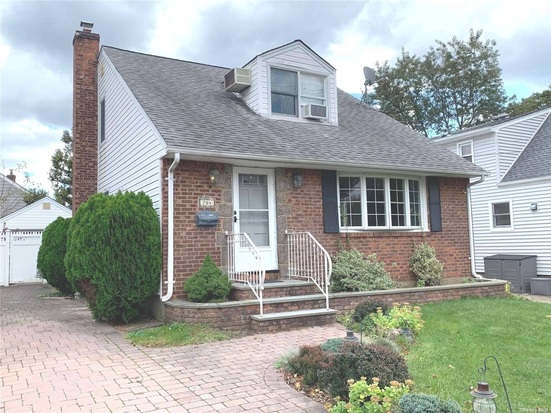 Lovely 3 Bedroom Colonial, Located In New Hyde Park Village on a Great Block.