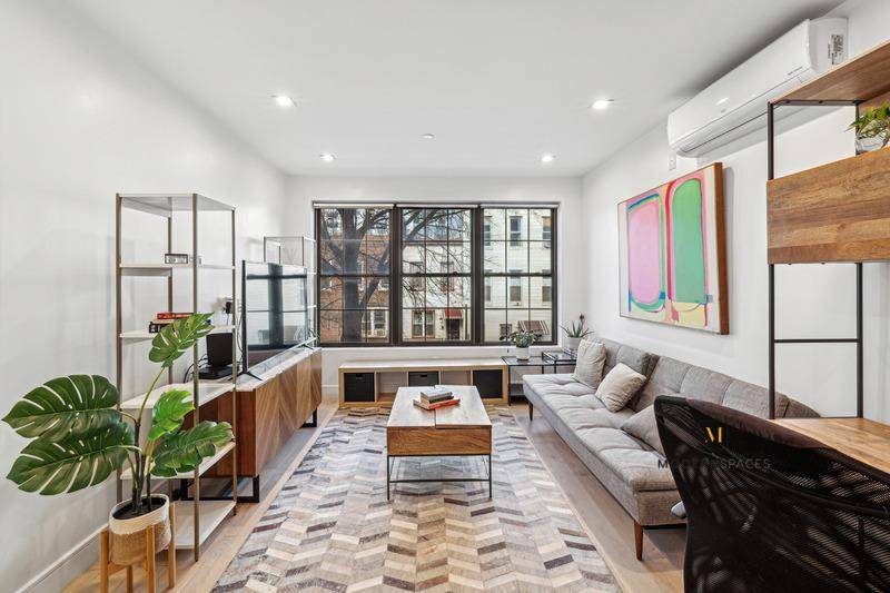 Step into luxury and convenience with this stunning 1BR 1BA residences in the heart of Williamsburg !