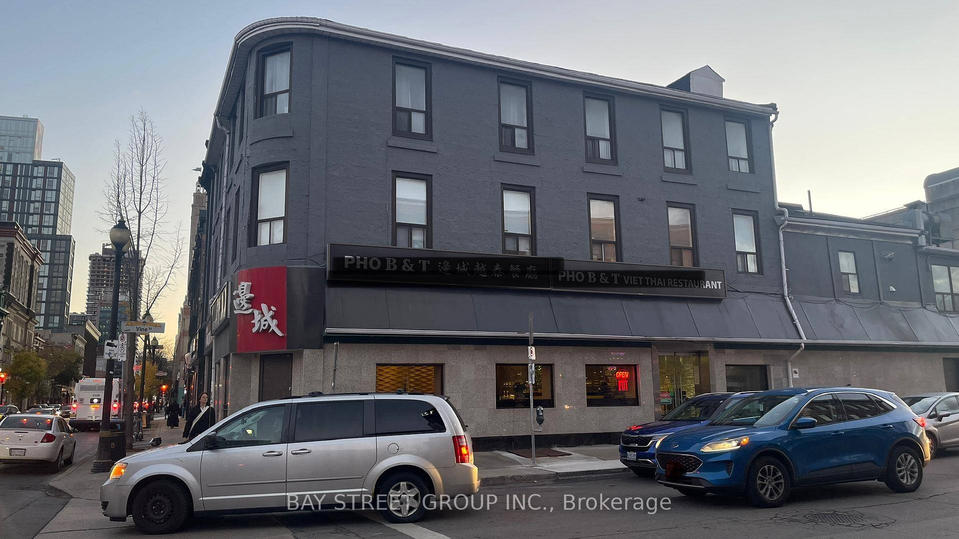 Rare opportunity to own a thriving, turn key Viet Thai restaurant in the heart of Hamilton !