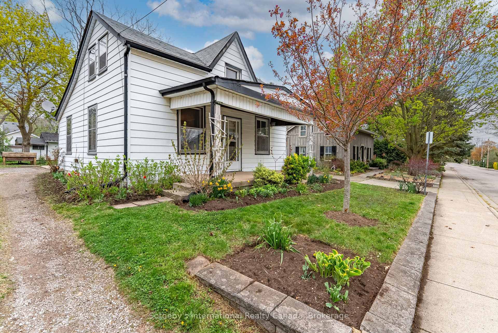Welcome to downtown Dundas, where the neighborhoods are lined with mature trees and everything is within walking distance, from parks, schools, hockey rink, public swimming pool, rec center, shops, restaurants, ...