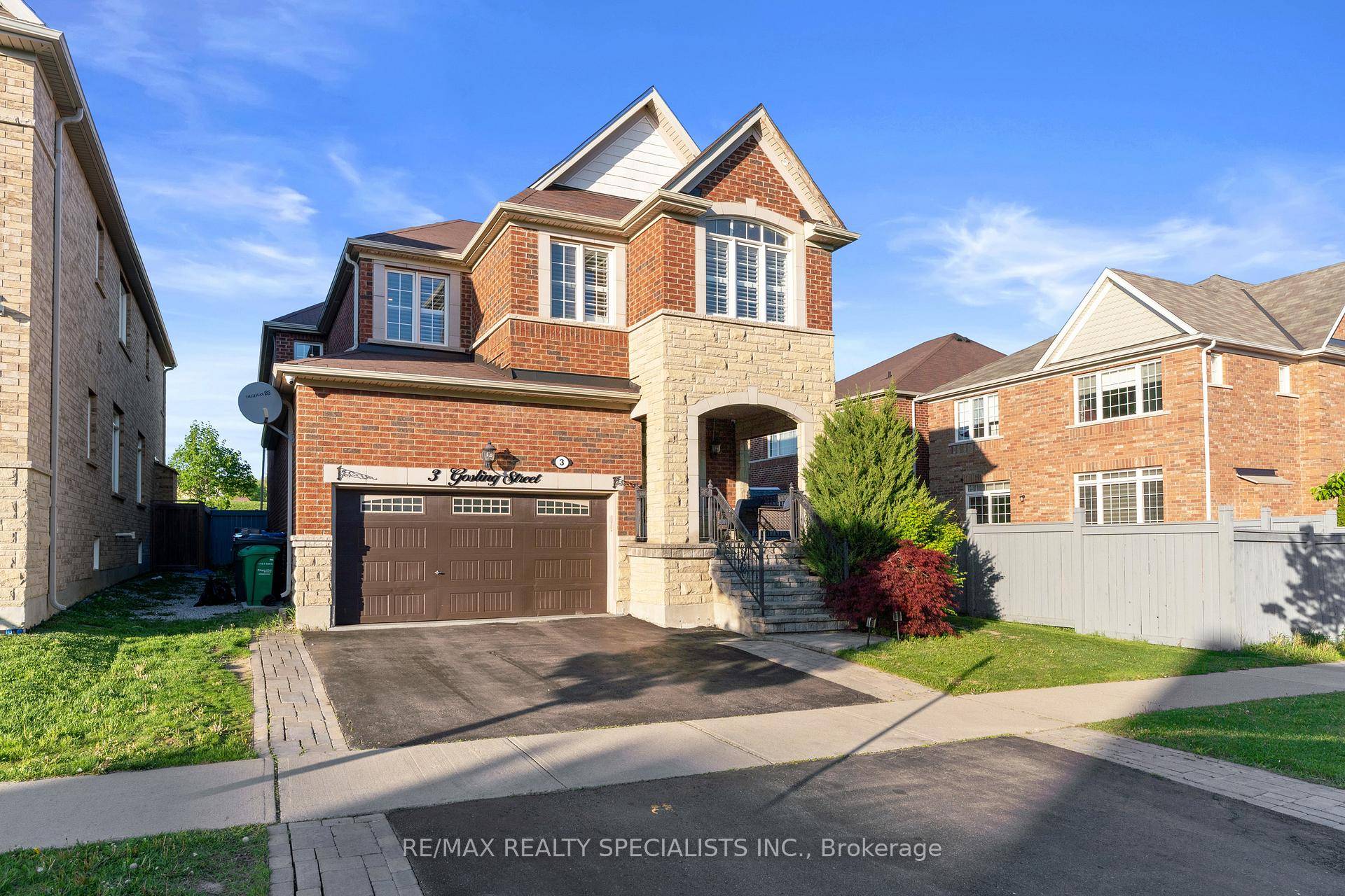 Stunning Regal Crest Home in Prestigious Mississauga Rd amp ; Financial Dr Area !