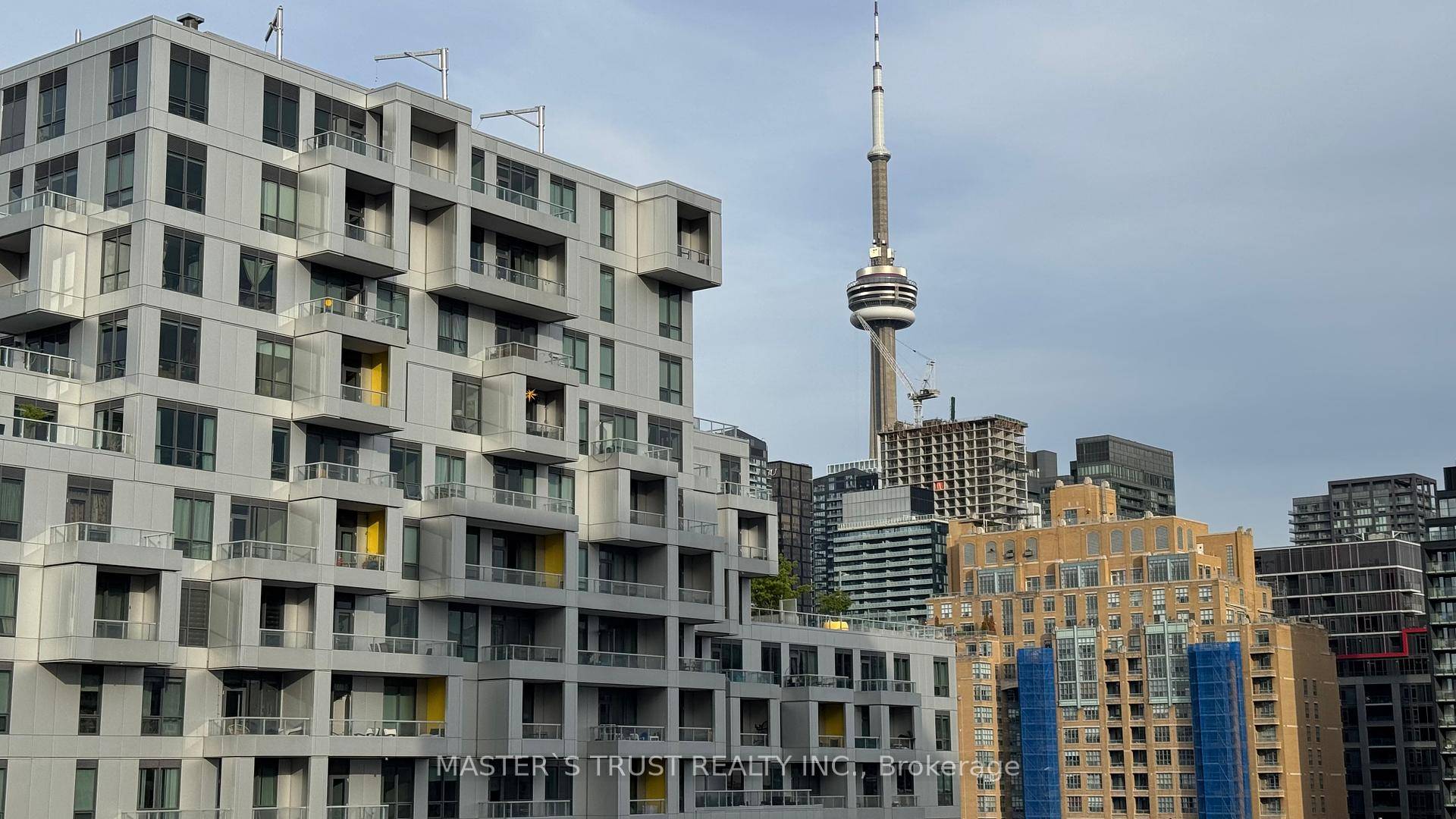 Queen and spadina best downtown location close to U of T, china town Kensington market walk to Street car stop to Eaton centre lost of fine shop dining for professional ...