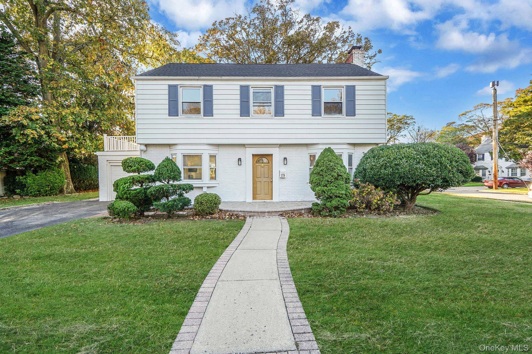 Welcome to this beautifully renovated Colonial nestled in one of Freeport s most exclusive and highly sought after neighborhoods Located within the Roosevelt School District.