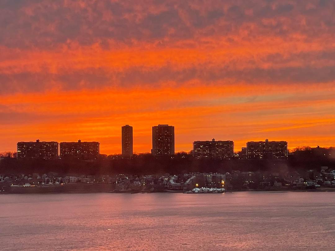 OPEN HOUSE DEC. 21 CANCELED INVESTOR FRIENDLY IN BUILDING GARAGE STYLISHLY RENOVATED HOME !