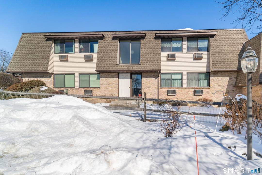 Welcome to effortless one level living at Manor North Condominium !