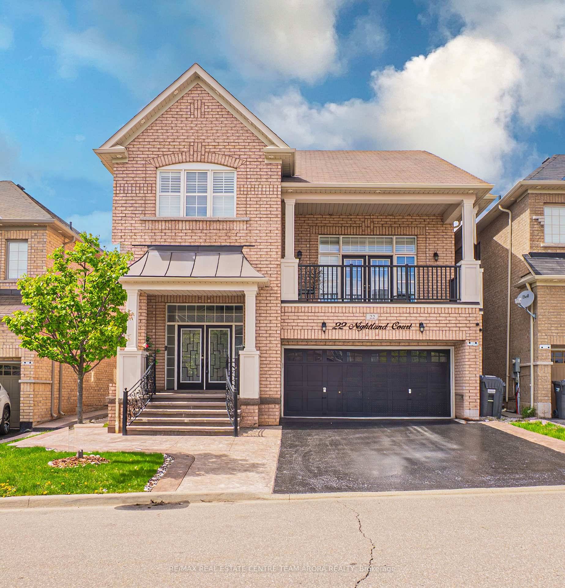 Welcome to this stunning 4 Bedroom Detached House with a Legal Basement, offering an exceptional blend of luxury, functionality, and convenience.