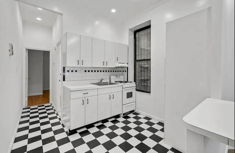 Available for early April !