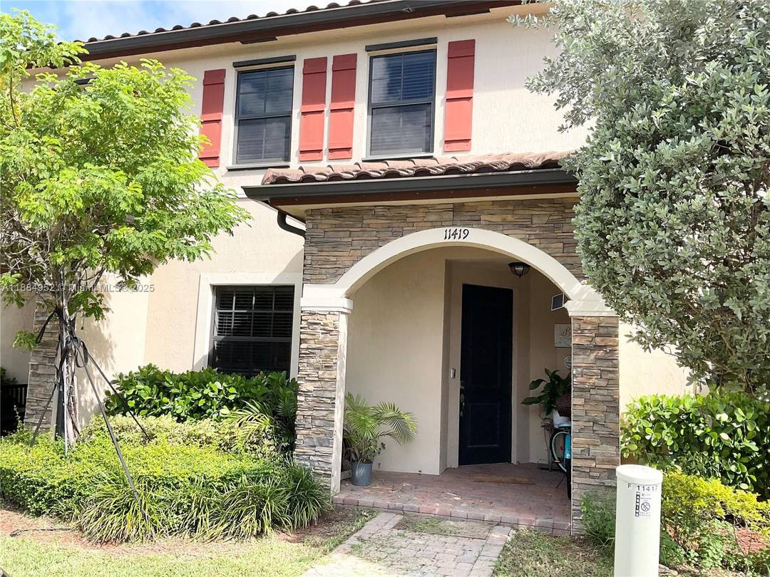 Awesome two story townhouse, with 3 bed and 2.