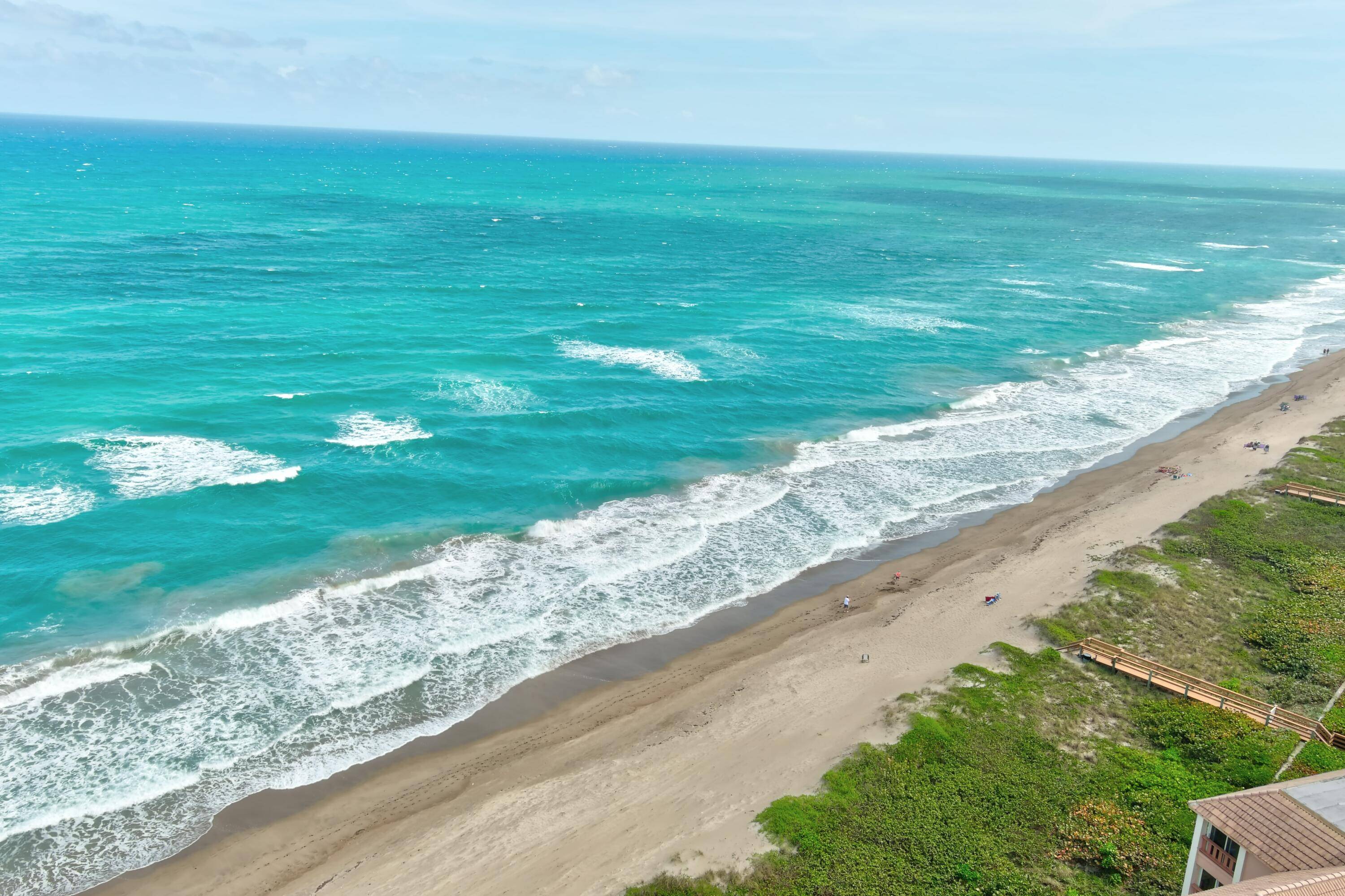 UNIQUE MUCH SOUGHT AFTER UNIT Spacious, open concept with ocean views everywhere !