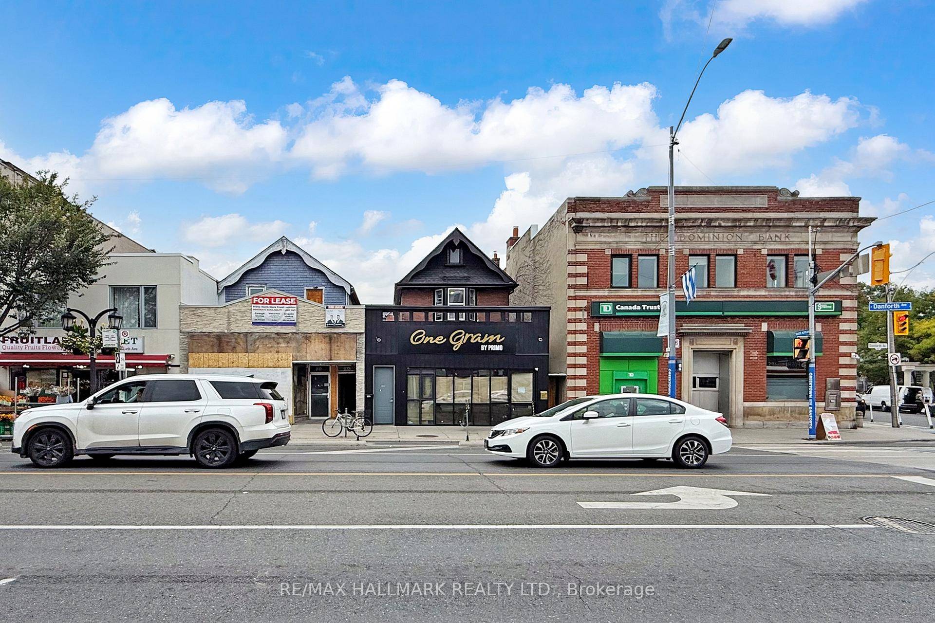 Be the first to live in this beautifully renovated 2 bedroom apartment, perfectly situated onthe Danforth in the heart of Greektown.