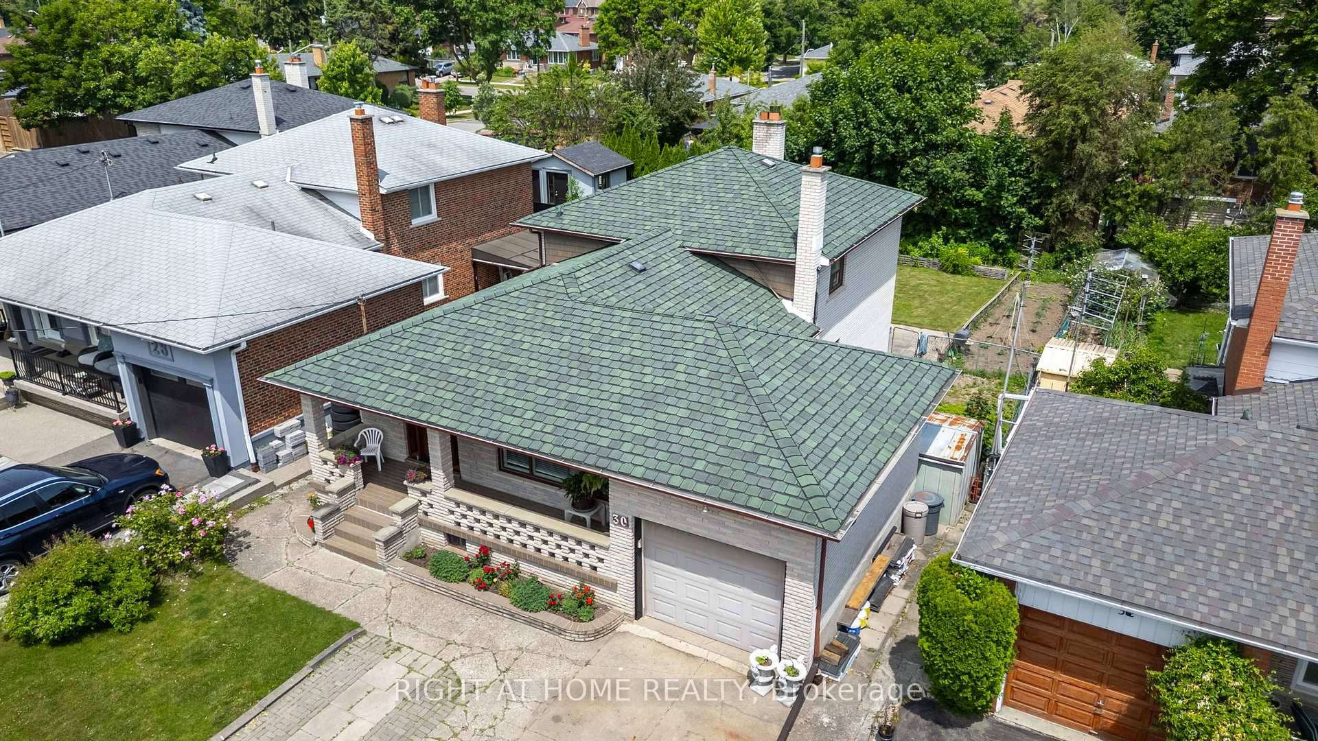 Welcome to this beautifully laid out 4 level backsplit bungalow !