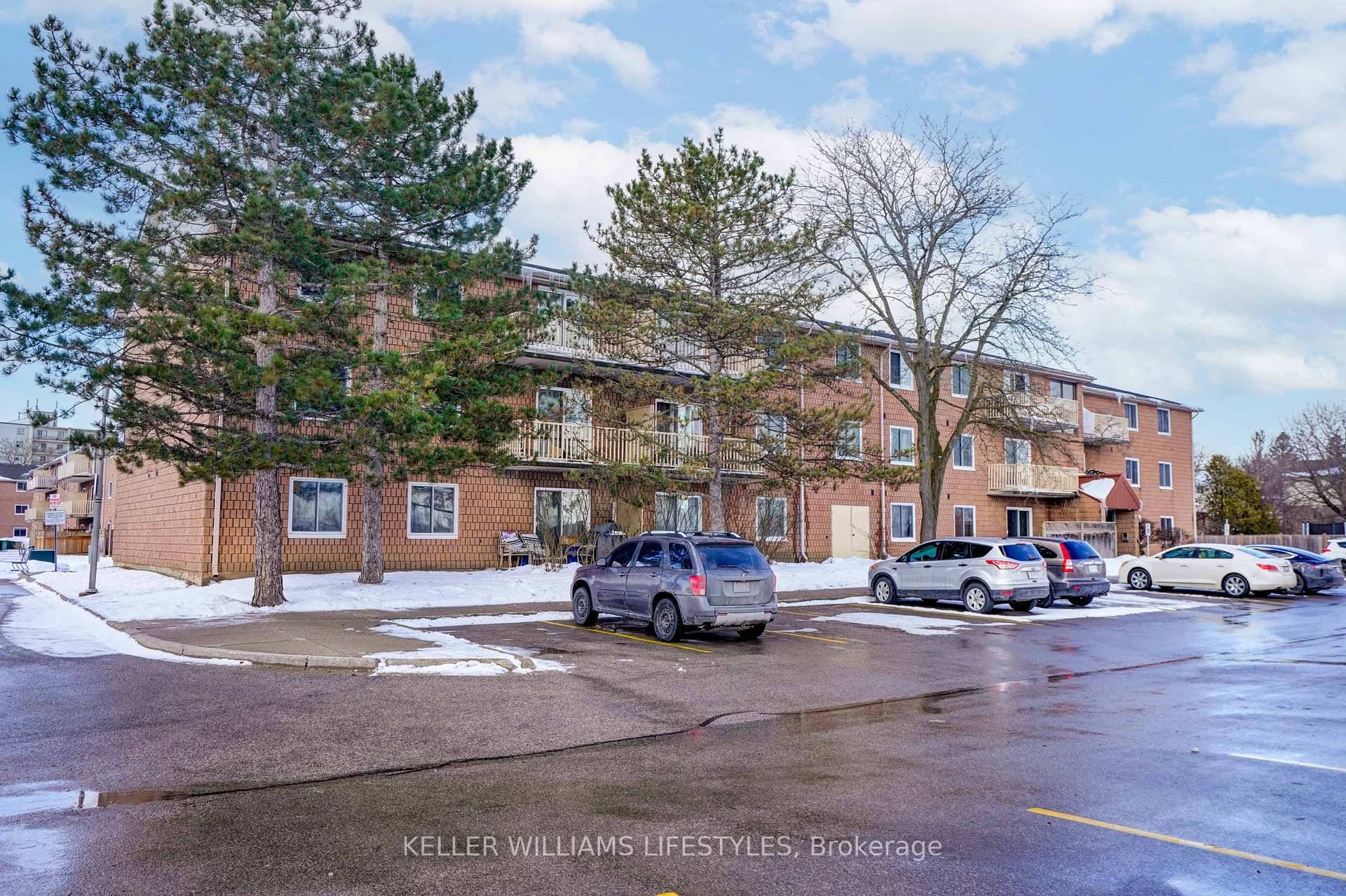 Prime location at an unbeatable price, this condo stands out !