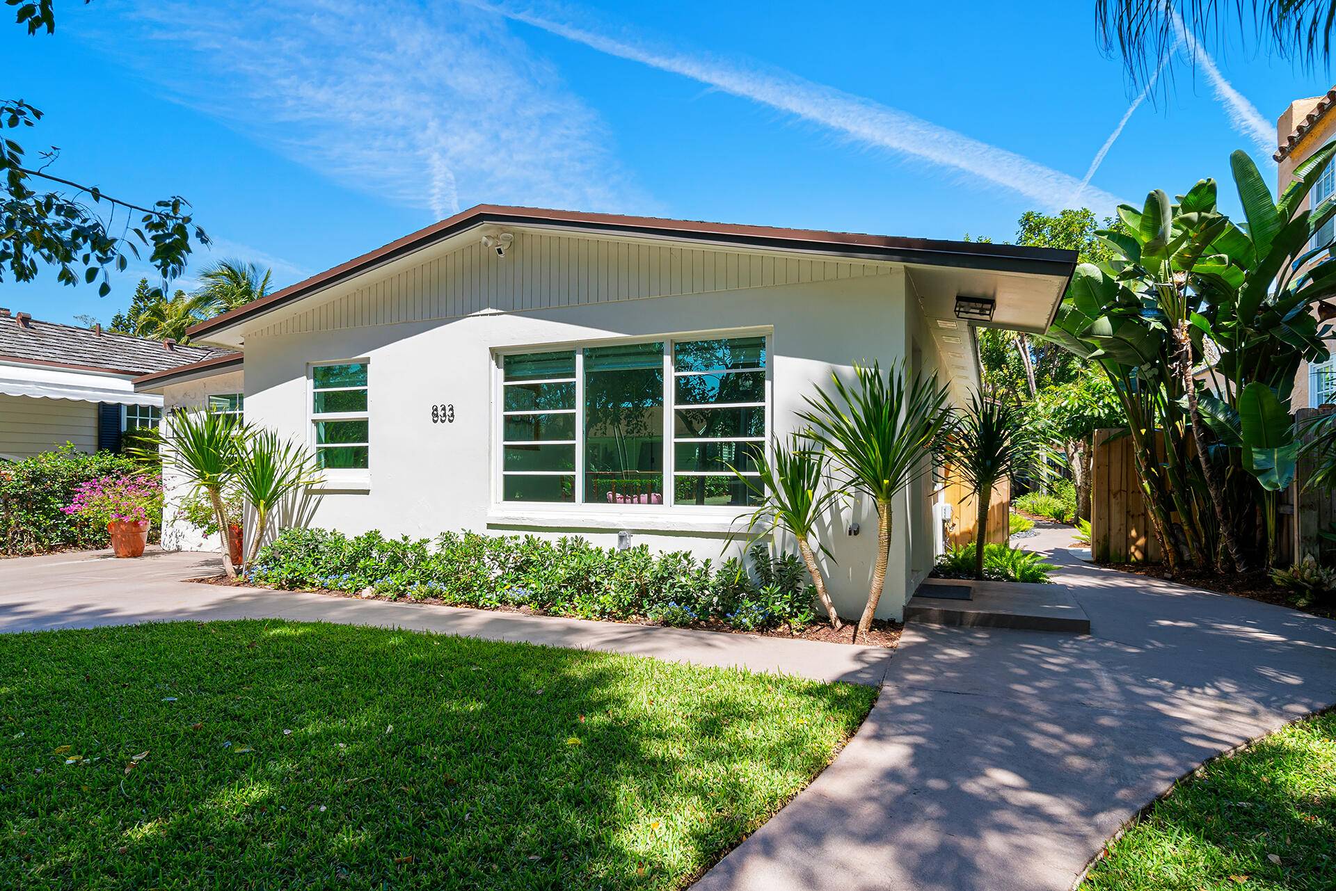 Stunning, fully renovated home in Flamingo Park !