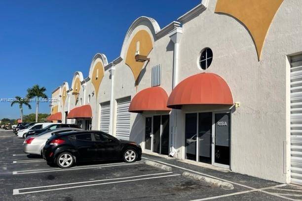 BACK IN THE MARKET ! ! ! Warehouse office in the best location facing Tamiami airport, available from APRIL 01, approximately 2, 196 sf floor plus 450sf mezzanine, Total 2, ...