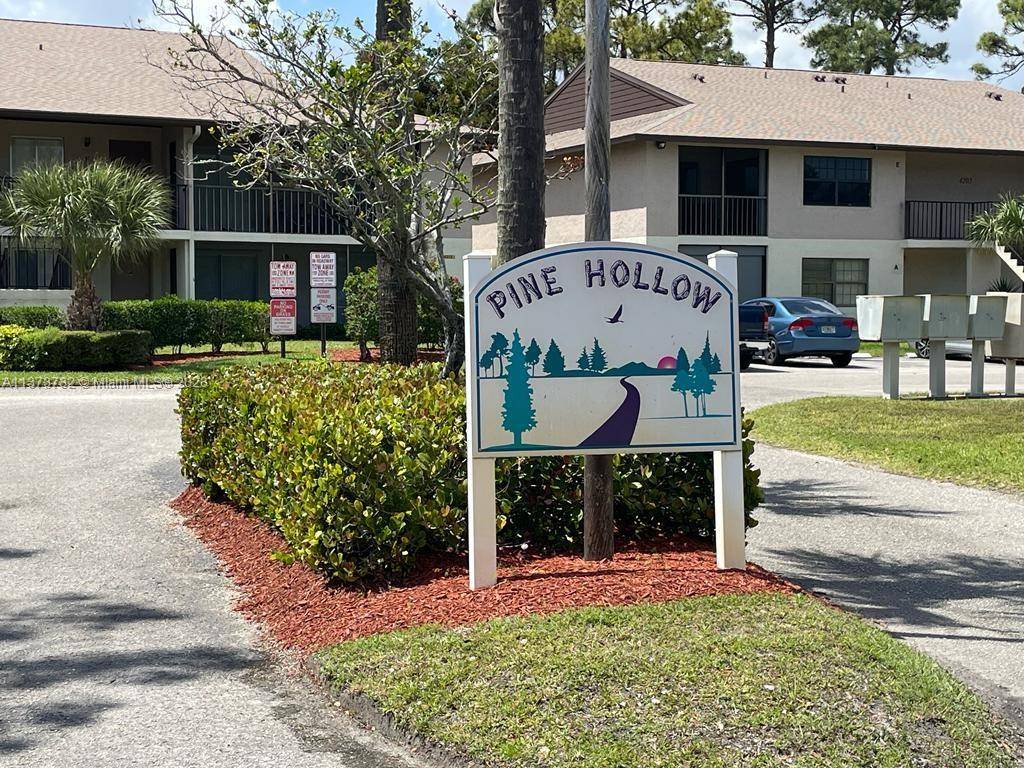 GREAT OPPORTUNITY TO OWN THIS 2 BEDROOM 2 BATHROOM IN PINE HOLLOW.