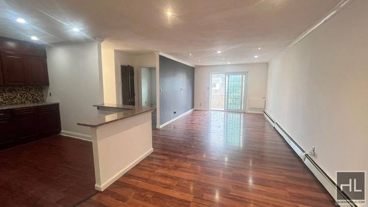 Very large and sunny 3 bedrooms on the 2nd floor of private.